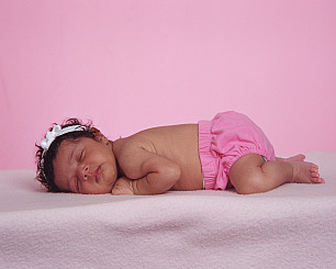 un bébé tout rose